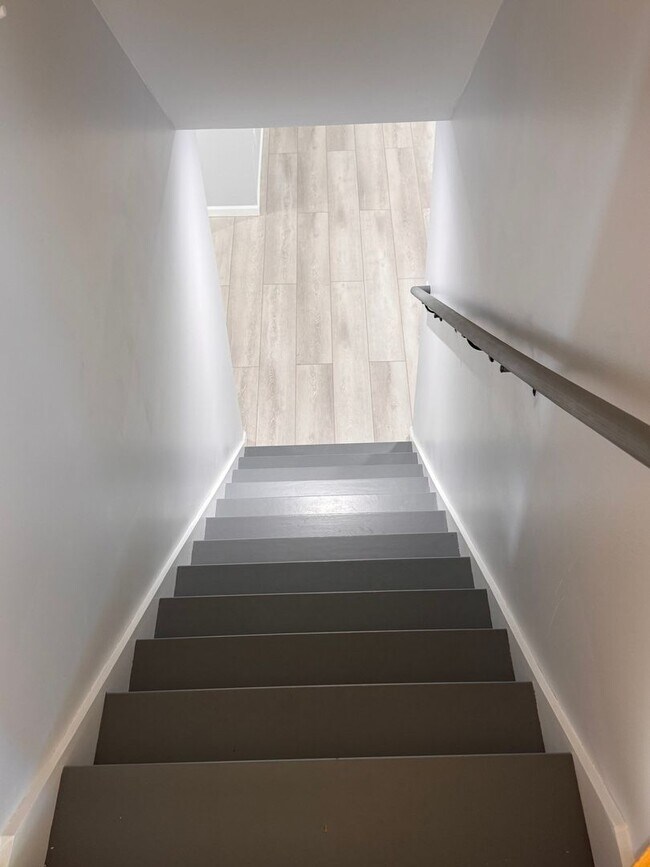 Building Photo - AVAILABLE NOW! Gorgeous, Newly Renovated 5...