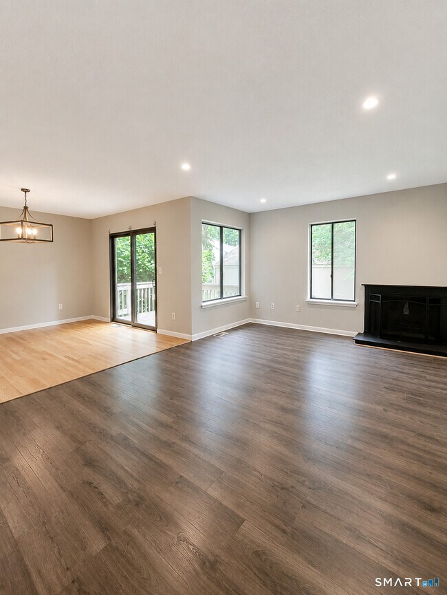 Building Photo - 12 Greenbriar Dr