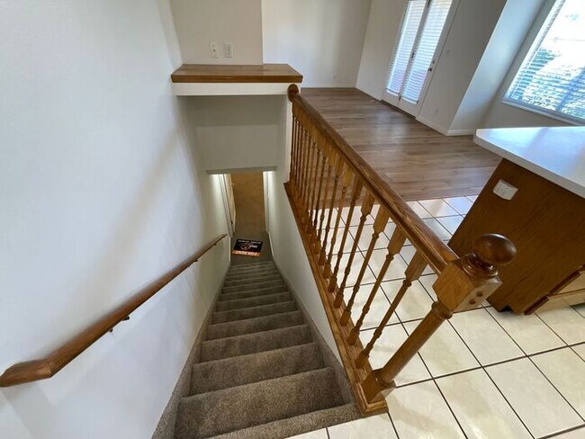 Building Photo - 4 bdrm 3 bth Home 2 Car Garage- HOA with Pool