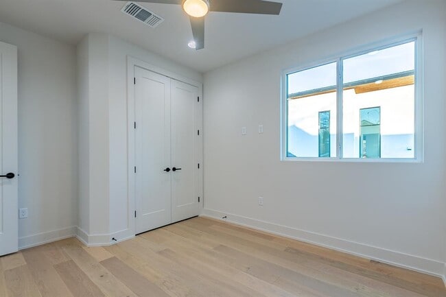 Building Photo - 2008 Canterbury St