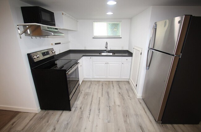 Building Photo - 7326 Triplex