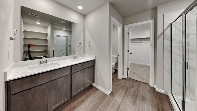Building Photo - Beautiful LARGE 3 Bedroom 2 Bathroom Home ...