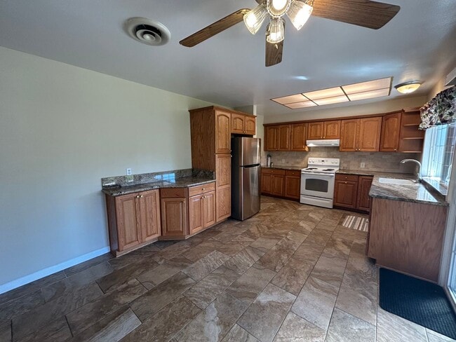 Building Photo - 670 Northwood Dr