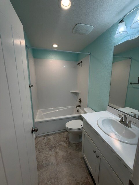Building Photo - Gorgeous 3 Bedroom 3 Bathroom Plus Loft Area Home