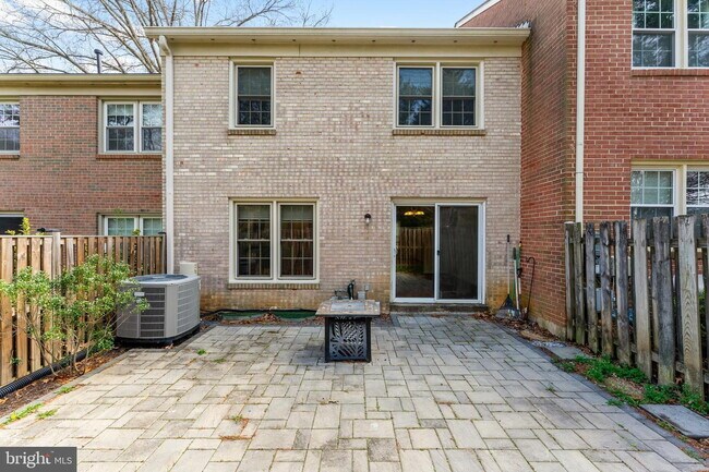 Building Photo - Spacious & Stylish North Shore Cluster Home Near Reston Town Center