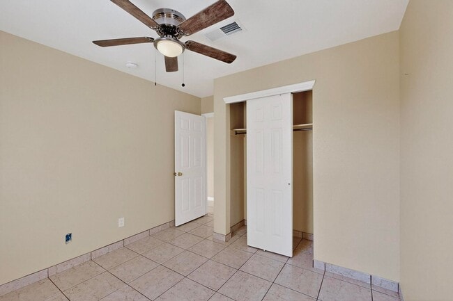 Building Photo - 3 bedroom, 2 bath single story home in Wes...