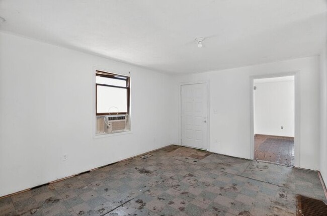 Building Photo - 2405 W 10th St