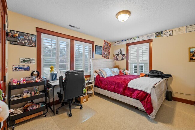 Building Photo - 69 Greenmoor Dr