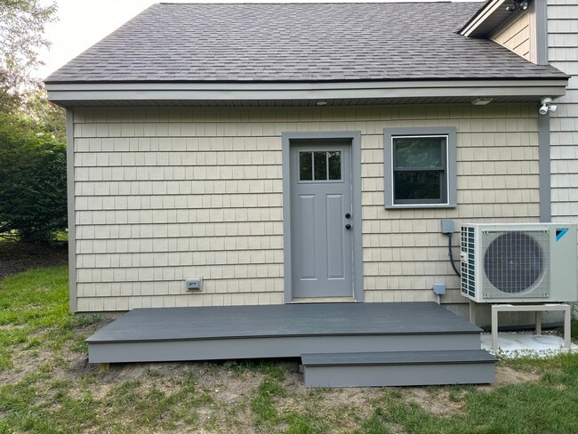 private backyard with small deck - 5 Woodgate Rd