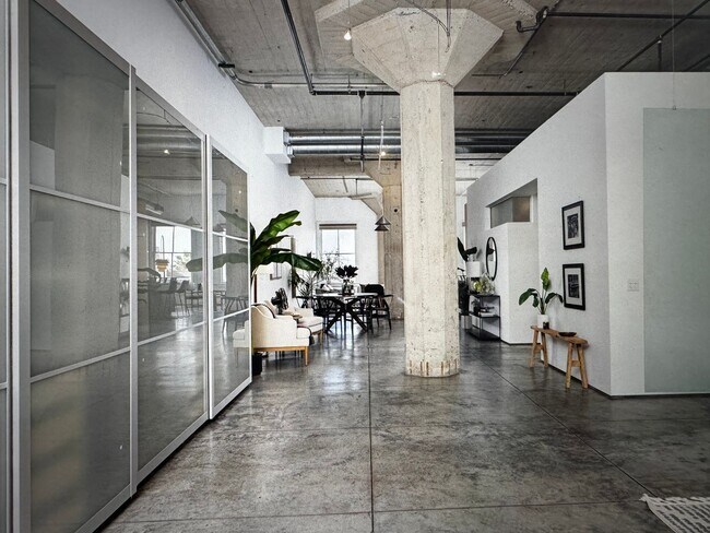 Building Photo - Executive Loft Available in Long Beach!