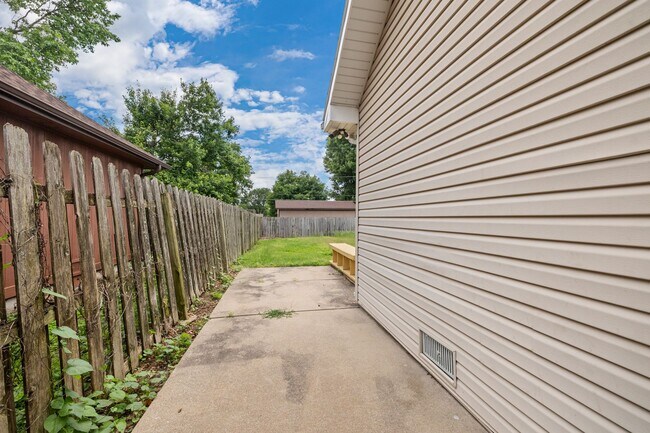 Building Photo - S1005-MF2