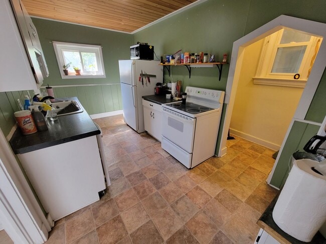 Building Photo - AVAILABLE April! - 4 Bed, 2 Bath Bright & Spacious Home