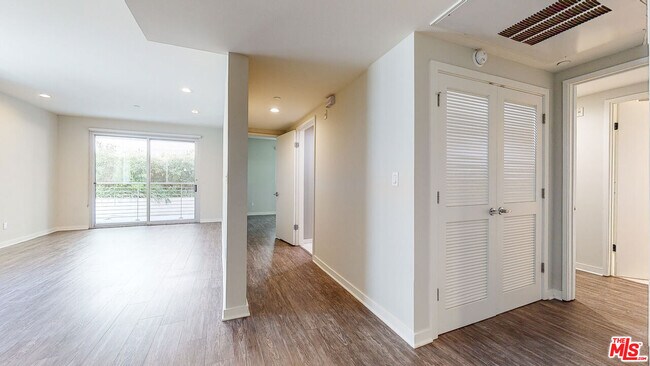 Building Photo - 1545 S Bentley Ave