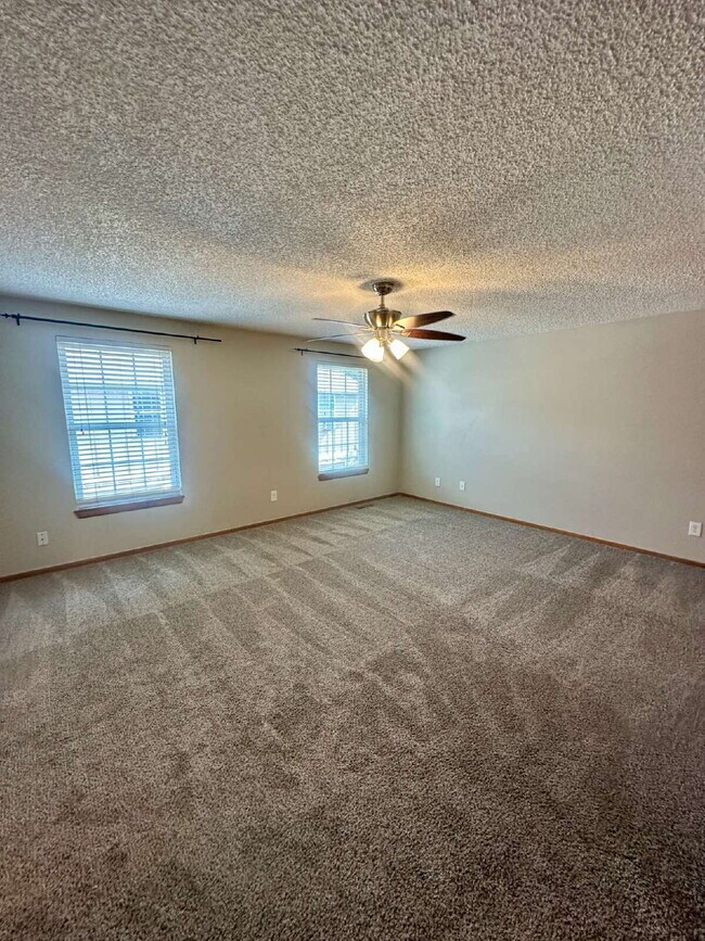 Building Photo - Don't Miss out on this 2 Bed +Loft Townhom...