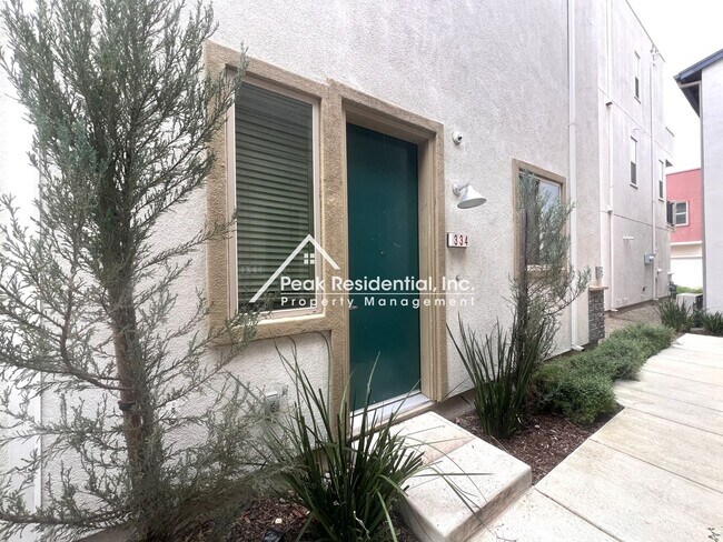 Building Photo - Beautifully Updated 1bd/1ba Land Park Area Condo with 1 Car Garage!