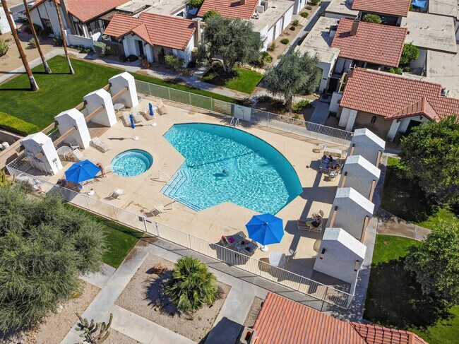 Building Photo - 2490 E Miramonte Cir