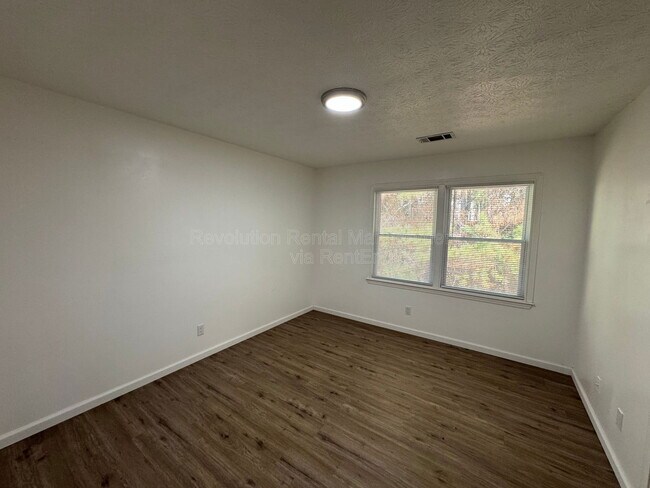 Building Photo - 1301 Sweet Pine Dr