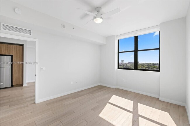 Building Photo - 555 NE 8th St