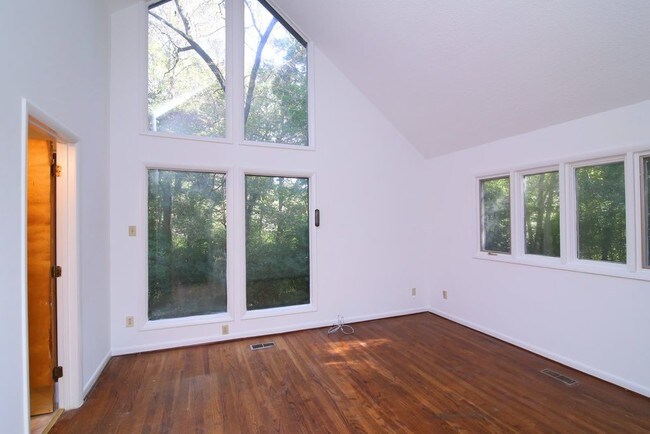 Master Suite - 914 Crestwood Ln