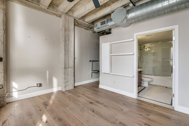 Building Photo - 114 W Adams St