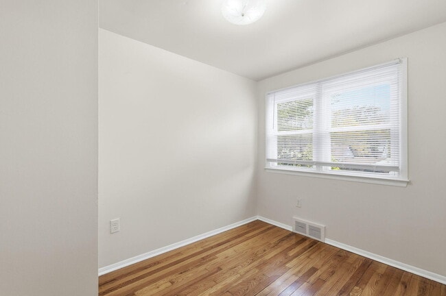 Building Photo - 314 W Muir Ave