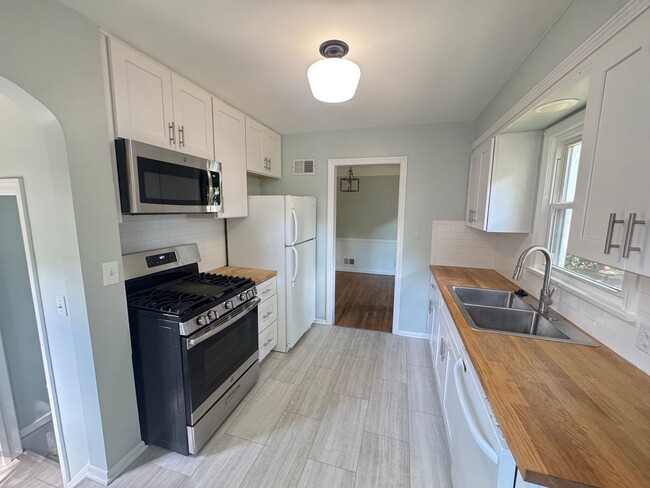 Building Photo - 3 Bedroom in Alger Heights!