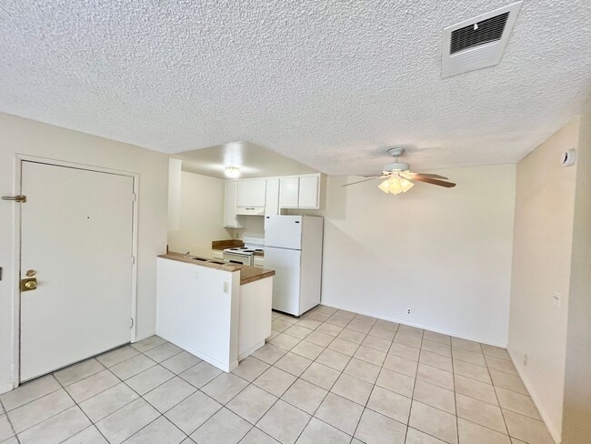 Building Photo - Upstairs 2BD/2BTH with Central A/C, Privat...