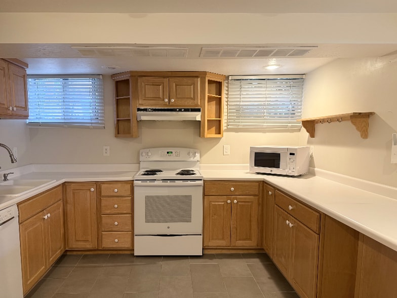 Building Photo - 960 S 1300 E