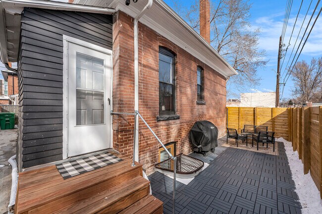 Building Photo - 832 26th St