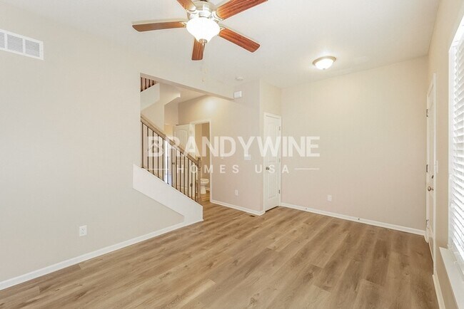 Building Photo - Apply Now! 4BED 3BATH