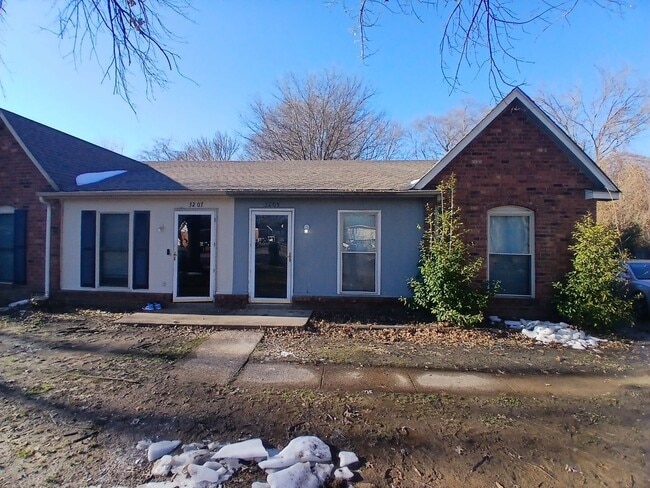 Building Photo - Spacious 3 Bedroom 2 Bath Duplex |  Open To Section 8