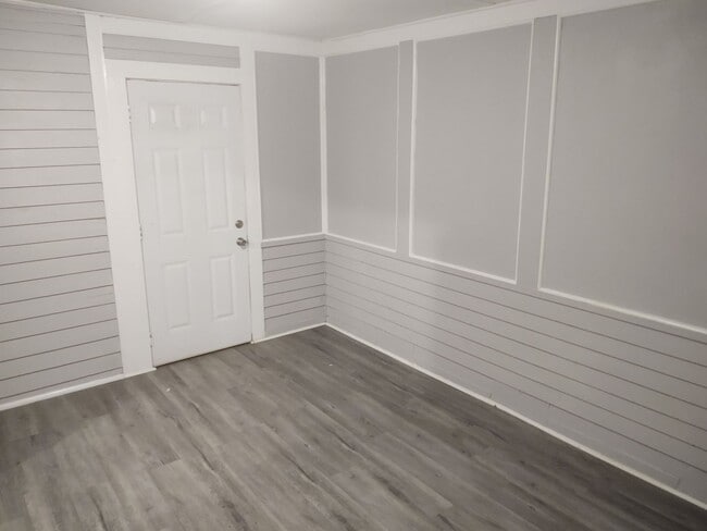Building Photo - 3 Bedroom 1 Bathroom House W/ Bonus room &...