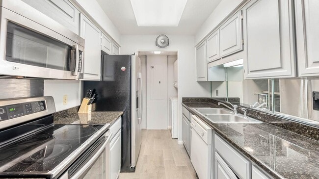 Building Photo - 7701 Wurzbach Rd