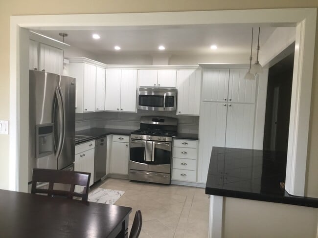 Building Photo - 709 Palomas Dr NE