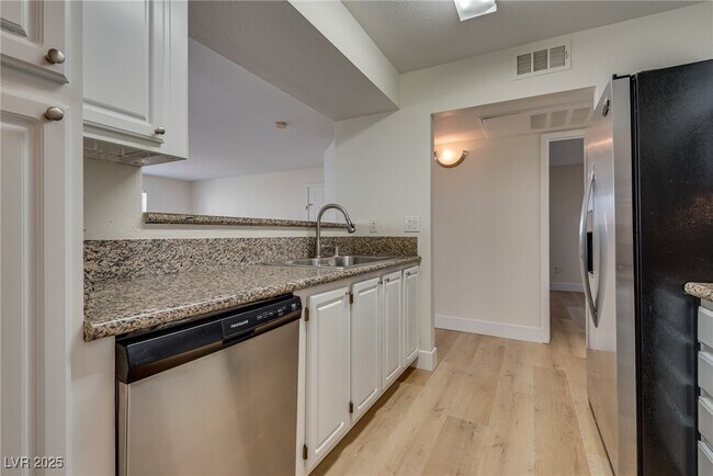 Building Photo - 5055 W Hacienda Ave