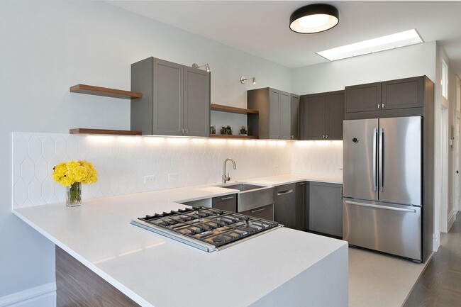 Building Photo - Available 2 Bedroom Unit In The Elmwood!