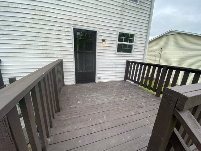 Building Photo - 2 Bedroom Home Minutes from Downtown!