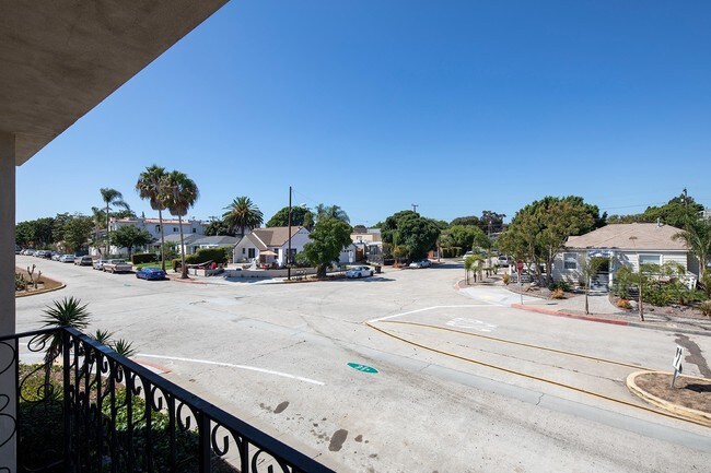 Building Photo - 1811 Pacific Beach Dr