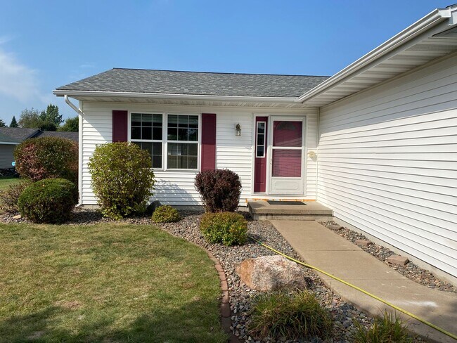 Building Photo - Beautiful 3 Bedroom Single Family Home in ...