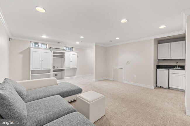 Building Photo - 211 W Hill St