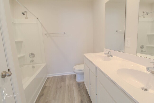 Building Photo - Modern 3-Bedroom Townhome