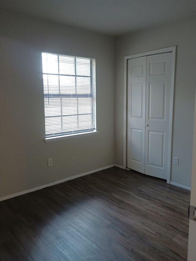 Building Photo - 3 bed / 1 bath home in Hockley - Move in R...