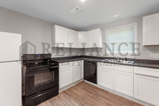 Building Photo - 1041 S Christine Ave