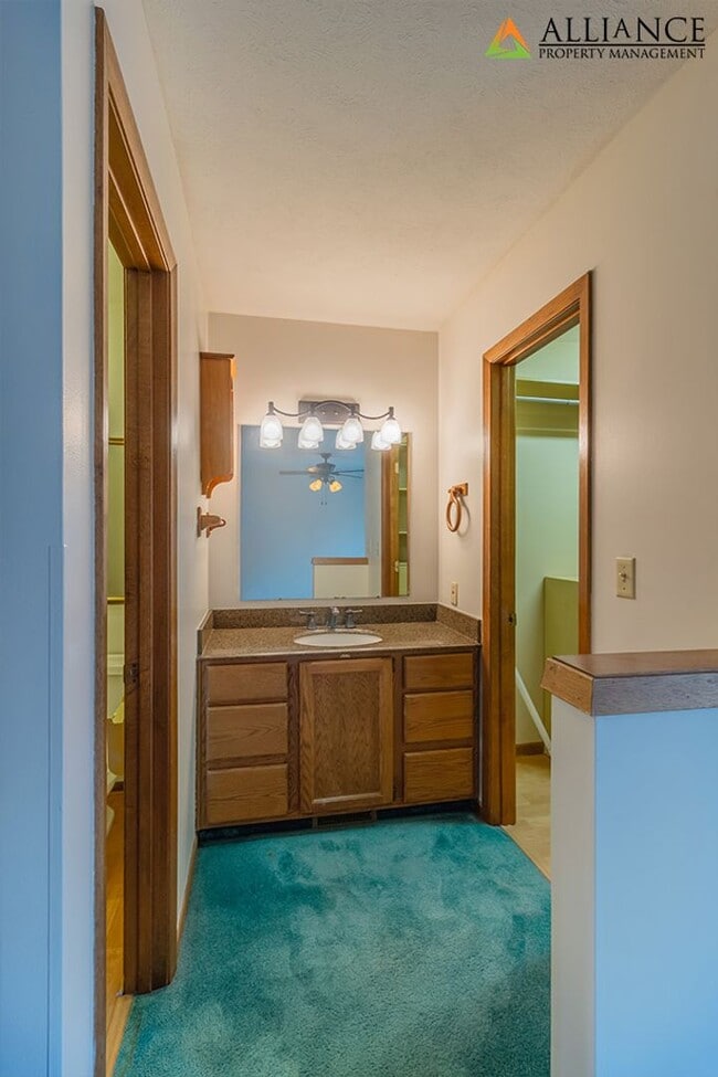 Building Photo - Amazing, Spacious Home! Pet Friendly!
