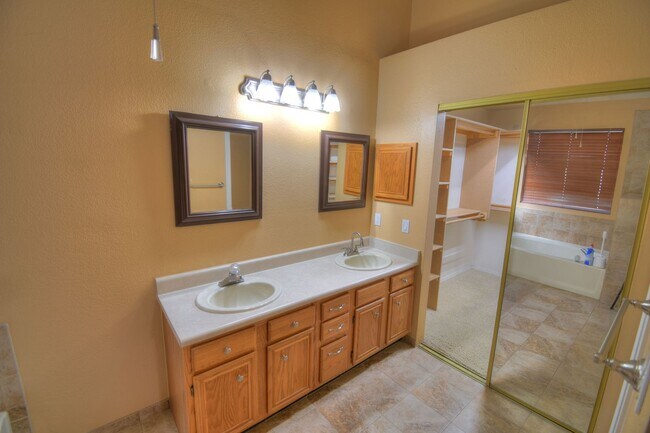 Building Photo - Great NW Three Bedroom , Two Bathroom, 2 C...