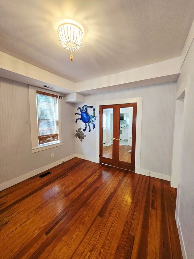 Building Photo - Beautiful Bungalow In the Twin Beaches