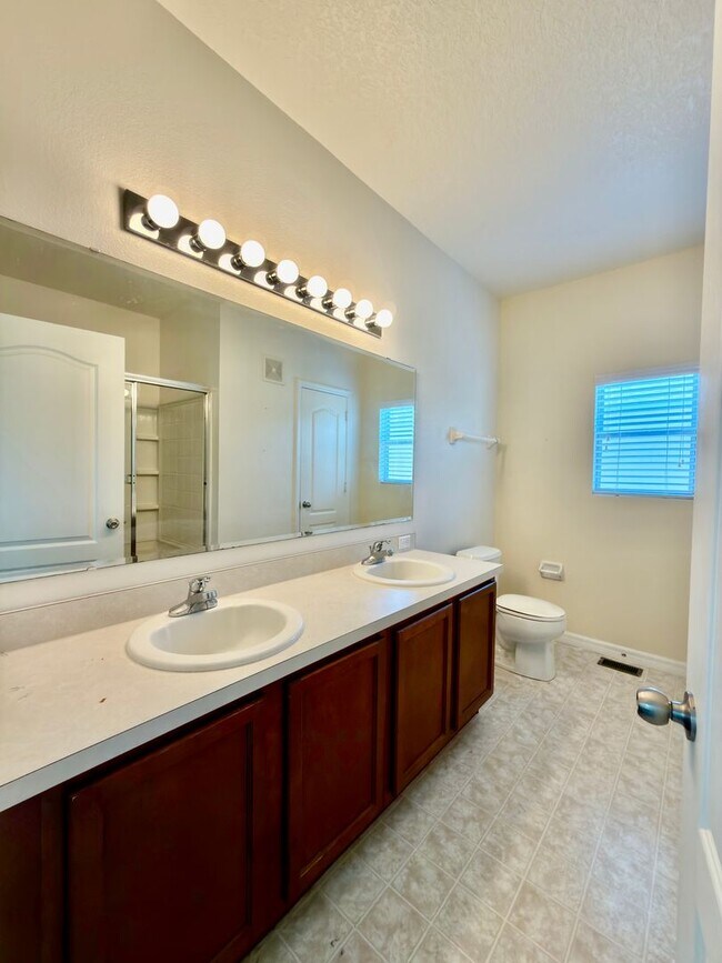 Building Photo - 2305 Betsy Ross Ln