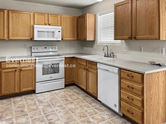 Building Photo - 3 Bed/2.5 Bath Home with Garage / Available Soon!