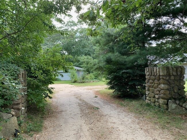 Building Photo - 3 Fox Glove Dr