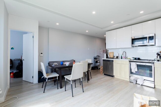 Building Photo - 3 bedroom in Queens NY 11102